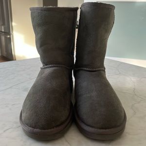 Classic Short UGG in grey, size 9